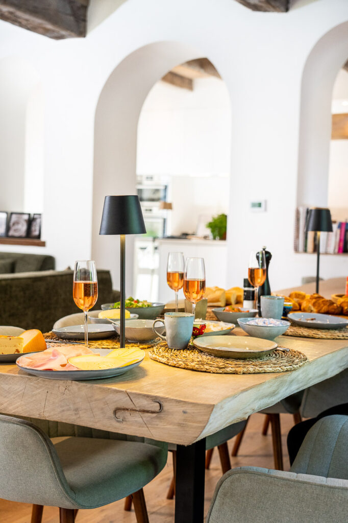 ontbijttafel in het chateau de Fiennes