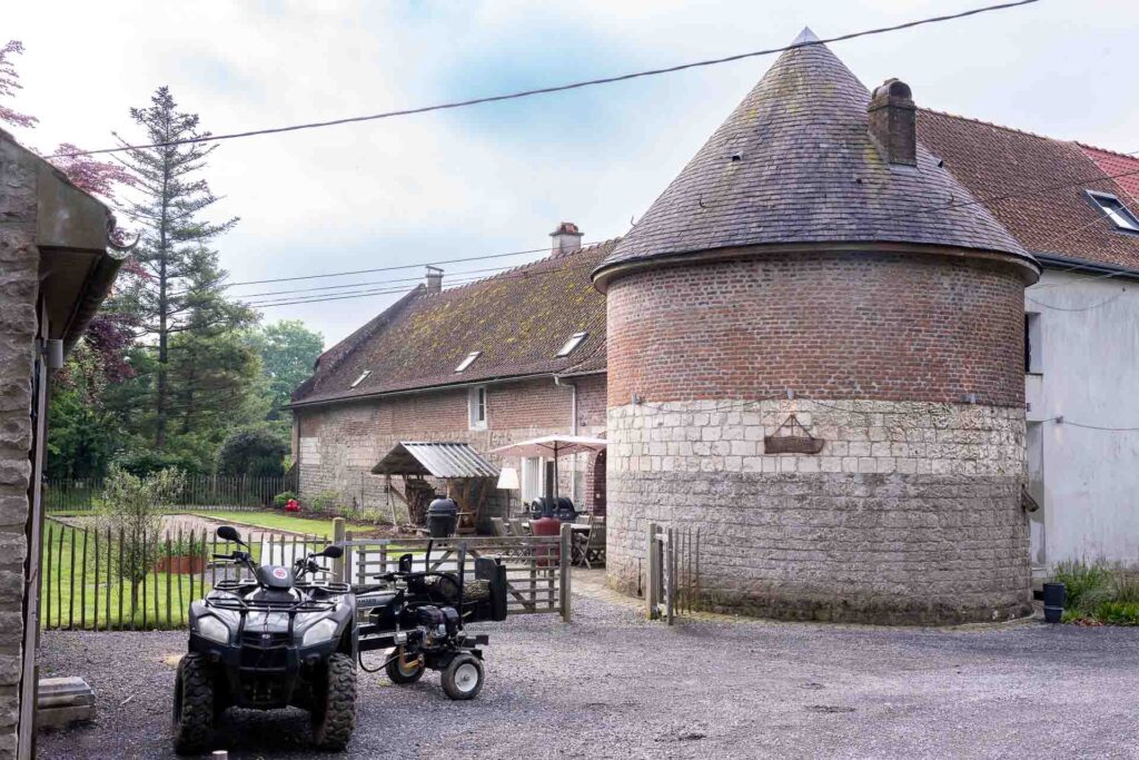 le château de fiennes vakantieverblijf vakantiewoning gezien aan de buitenkant. Het kasteel van Fiennes, gelegen nabij Wissant, Wimereux en Boulogne-sur-Mer, vlakbij Cap Blanc Nez en Cap Griz Nez aan de Opaalkust in Frankrijk. Vakantiehuis in Normandie voor 8 tot 10 personen.