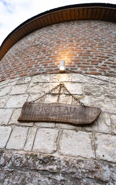 Typisch beeld van de toren van het kasteel met drie lagen van opbouw. Eerst oude kalksteen, daarna Franse witte steen, daarna baksteen. Typisch kenmerk van de toren van het kasteel van Fiennes