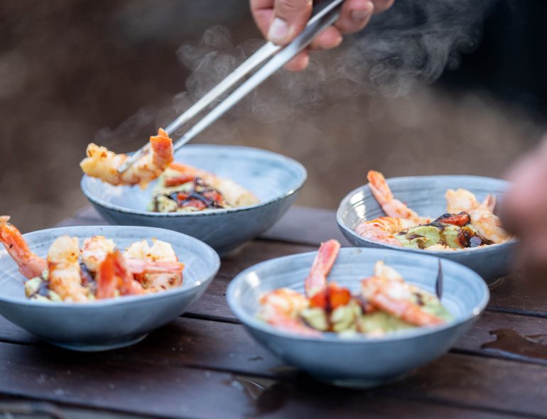 Garnalen rokend warm net van de barbeque, geserveerd in mooie kommetjes