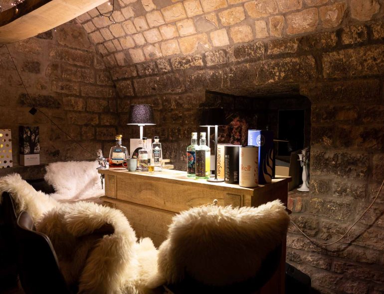 De kelder in de toren van het château de Fiennes is nu een Whiskeybar